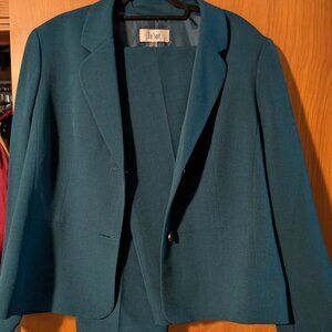 Le Suit teal suit size 18